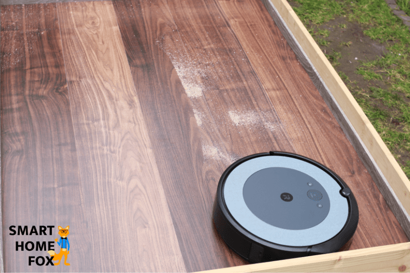 Sand wird durch den iRobot Roomba i3 auf dem Laminatboden weggesaugt